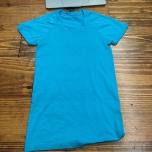 Lululemon swiftly tech short sleeve poolside blue size 4
